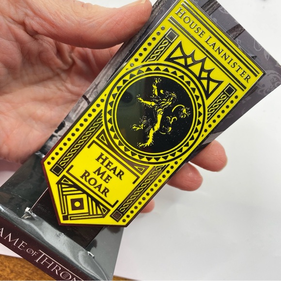 Game of Thrones House Lannister HEAR ME ROAR Pin With Box - Picture 5 of 9